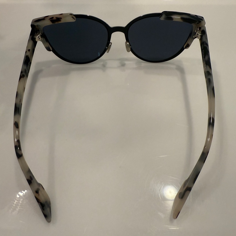 Dior Stylish Tortoise Shell Sunglasses - Picture 3 of 6